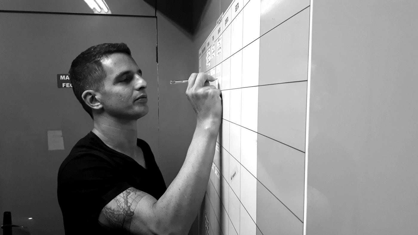 Arquiteto atualizando o quadro de planejamento semanal
