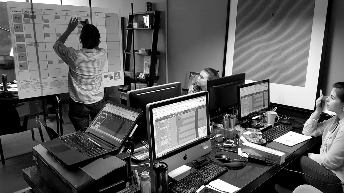 Equipe de escritório trabalhando com quadro de sprint e cronograma