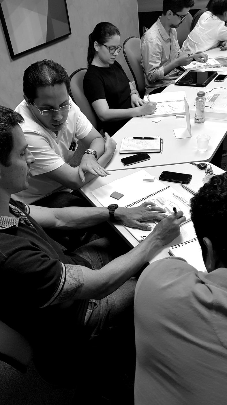 Participantes trabalhando em grupo durante a imersão