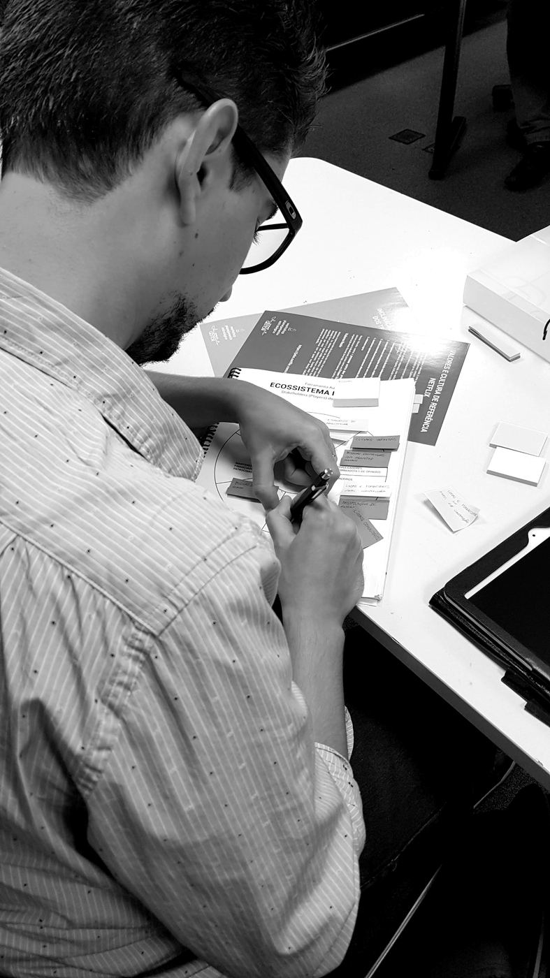 Participante preenchendo o caderno da imersão