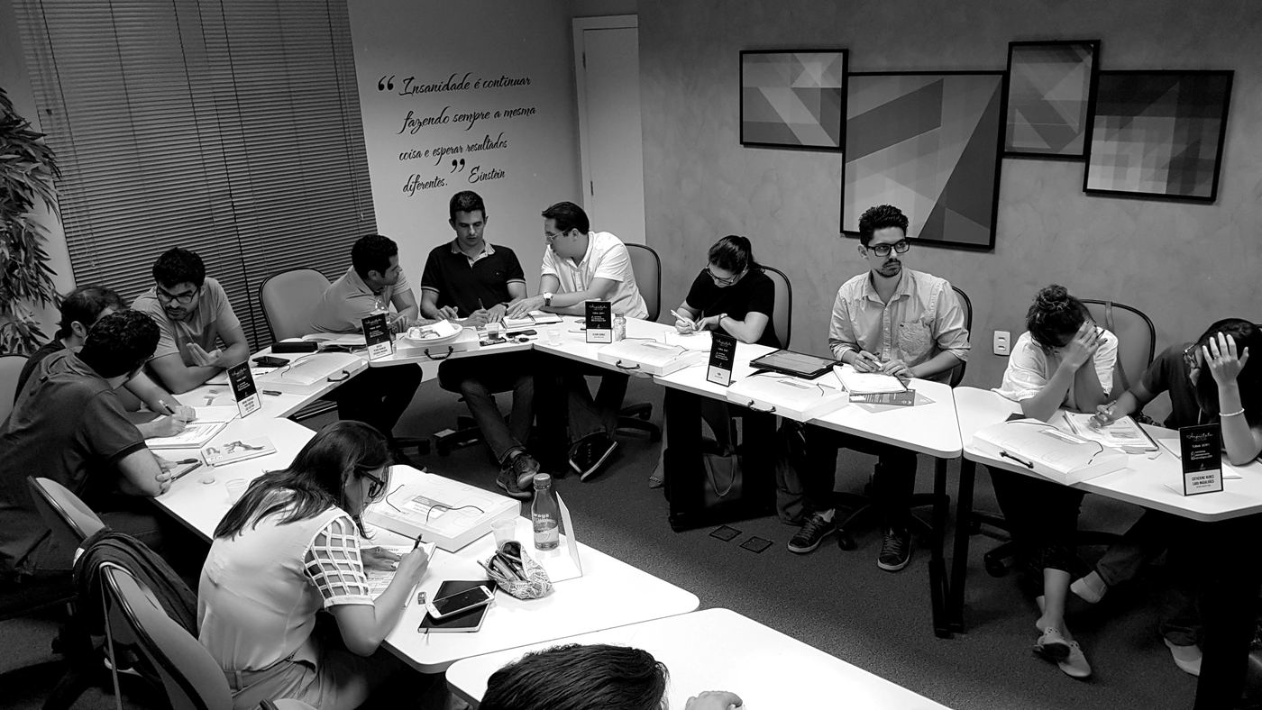 Turma em sala durante imersão de planejamento estratégico